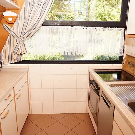 Zeltdachhaus In Strandnaehe Mit Grossem Grundstueck