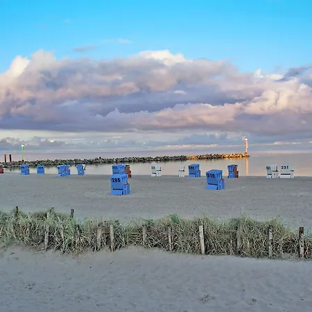 Zeltdachhaus In Strandnaehe Mit Grossem Grundstueck